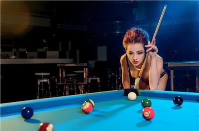 【摄影周末疯】“台球VS性感” 一场光影与魅力的碰撞